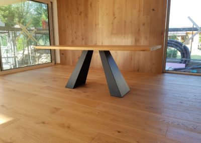moderný drevený stôl Ihlan z dubového masívu