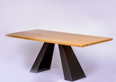 Drevený stôl s nožičkami