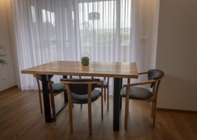 moderný drevený stôl - Dubová lamela