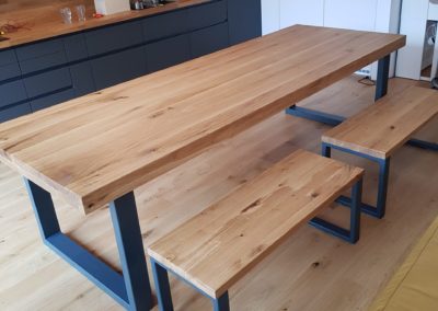 Drevený stôl z dubového masívu